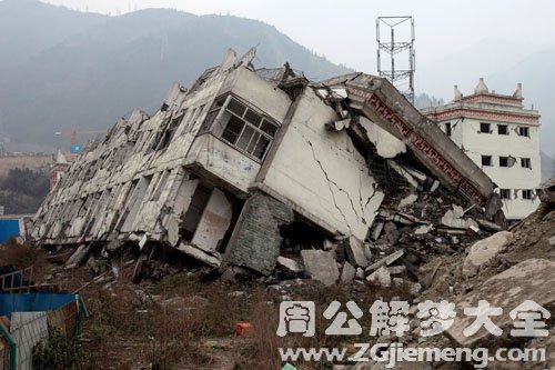 校舍在地震中倒塌