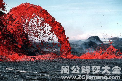 火山爆发岩浆滚滚