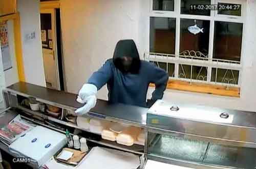 考验智商-英一劫匪竟拿香蕉抢劫餐厅
