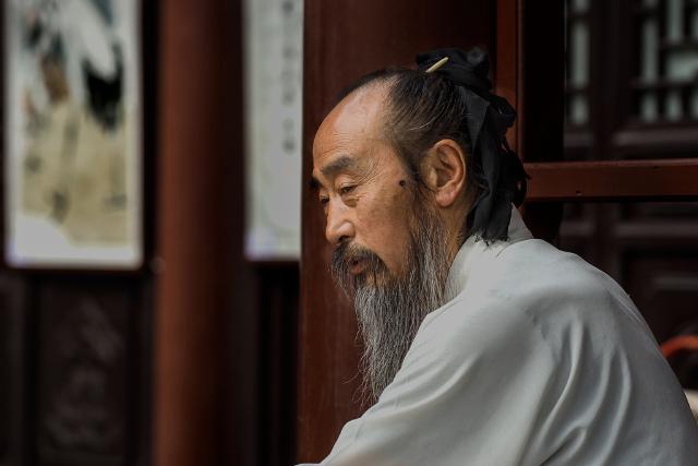 同学中邪发狂，校长带了个道士驱魔