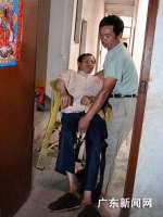 他的烟摊支撑起了一个家庭