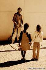 把苦难夹在面包里