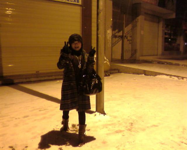 “小媳妇”雪夜来敲门，老汉让她点“蜡烛”