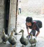 用手走路的女人