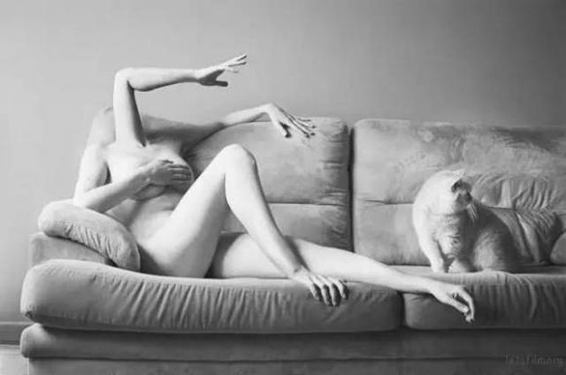 用手走路的女人