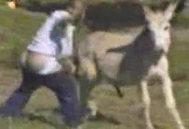 野外大小便，一定记得托付几句再行方便！