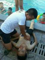 从那年之后，那个游泳池每年必定淹死人