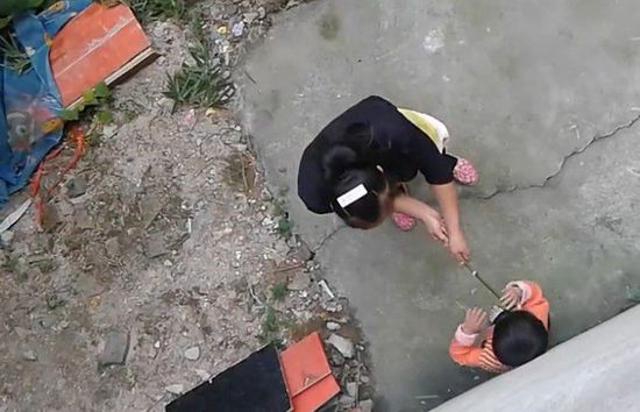 小孩淘气脚踢小庙，当天晚上就遭了秧