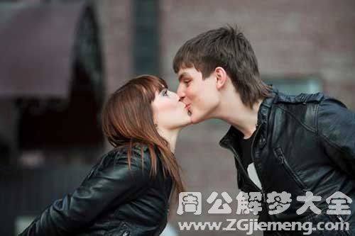 梦见自己亲别人