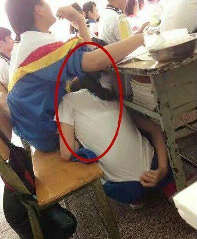 同学不用挡了，大家看到了，老师也看到了