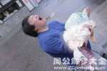 小伙抱着一物嚎啕大哭 大家纷纷笑了