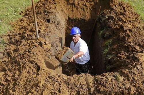 妻子下葬当晚丈夫做怪梦-第二天开棺喜极而泣