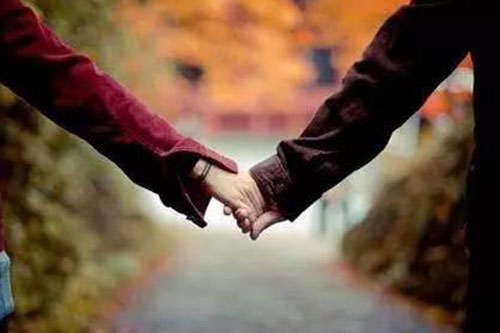 你是否太爱粘着另一半了