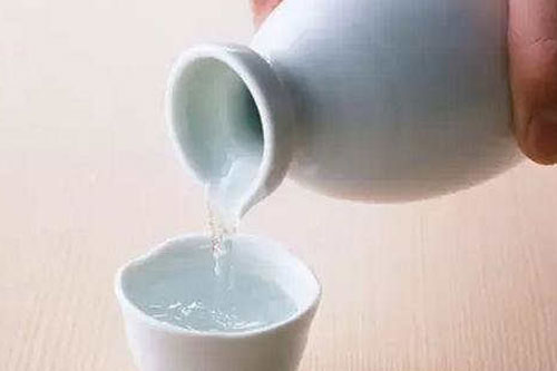 倒酒泄露你的性格秘密