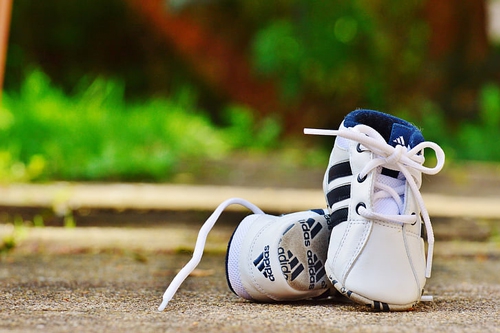 梦见爸爸穿的鞋破了个洞