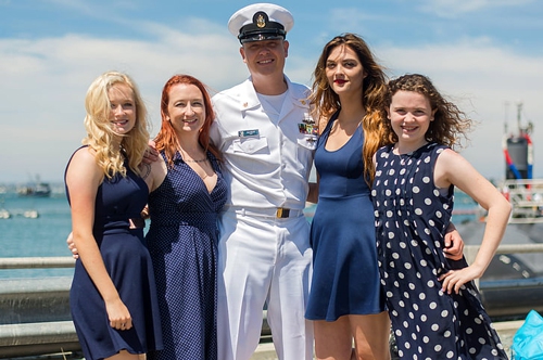 梦见孩子爸爸带军帽