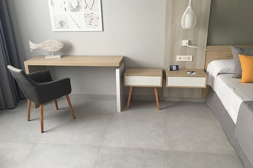 梦见爸爸站在卧室门口