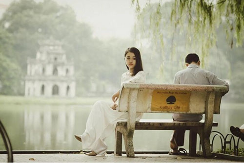 梦见老公亲别的女人