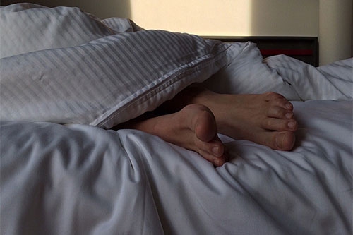 梦见和别人睡在一起